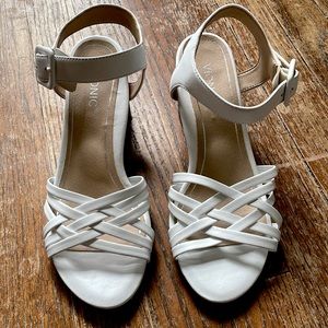 NWOT Vionic Peony sandal, white, size 7